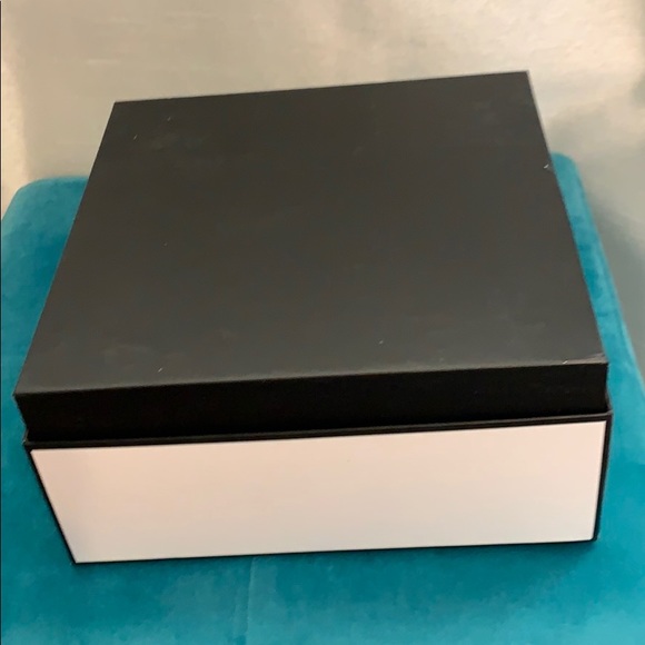CHANEL Gift Box - Picture 3 of 7